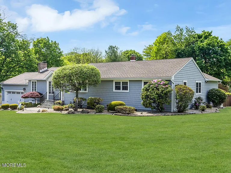 60 Farrell Dr — Photo 2