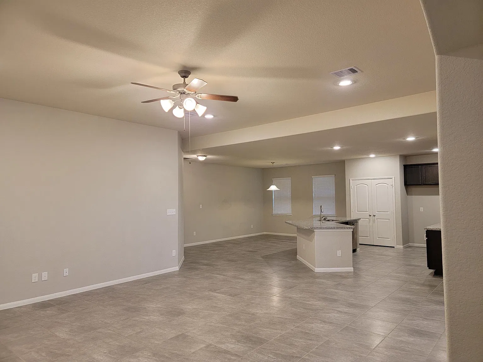 3 bed, 2242 sqft, $2,600 — Photo 4