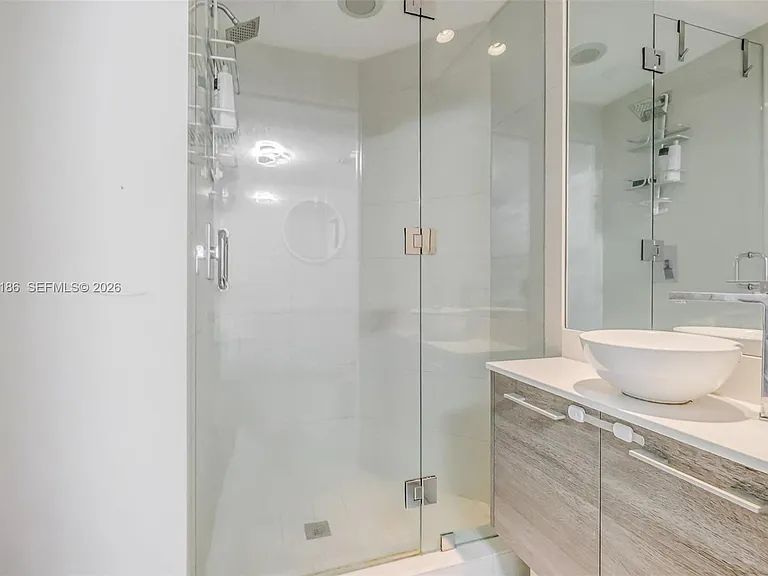 650 NE 32nd St — Photo 4