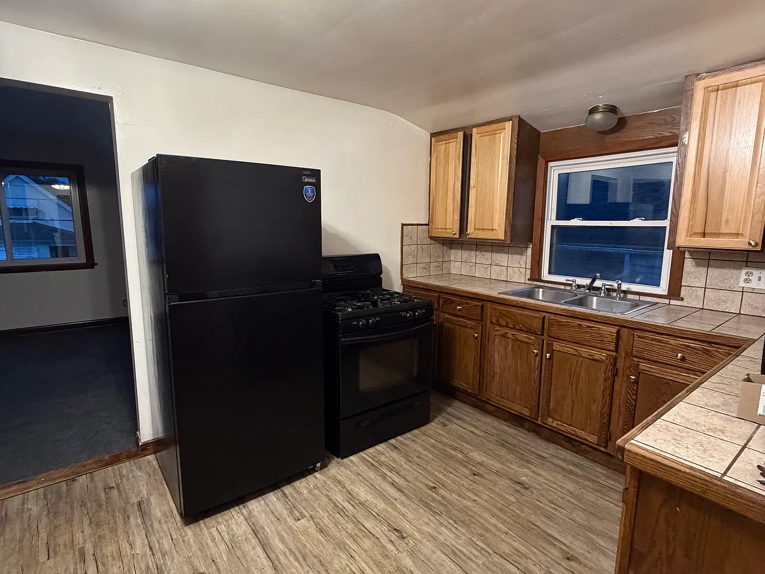 2 bed, 1000 sqft, $1,050 — Photo 2