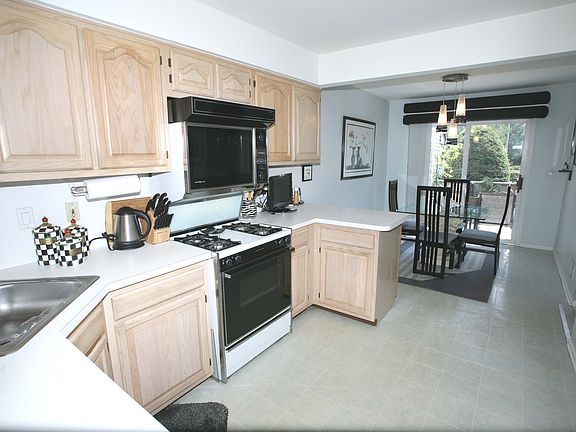 4th image of 28 Fowler Dr
