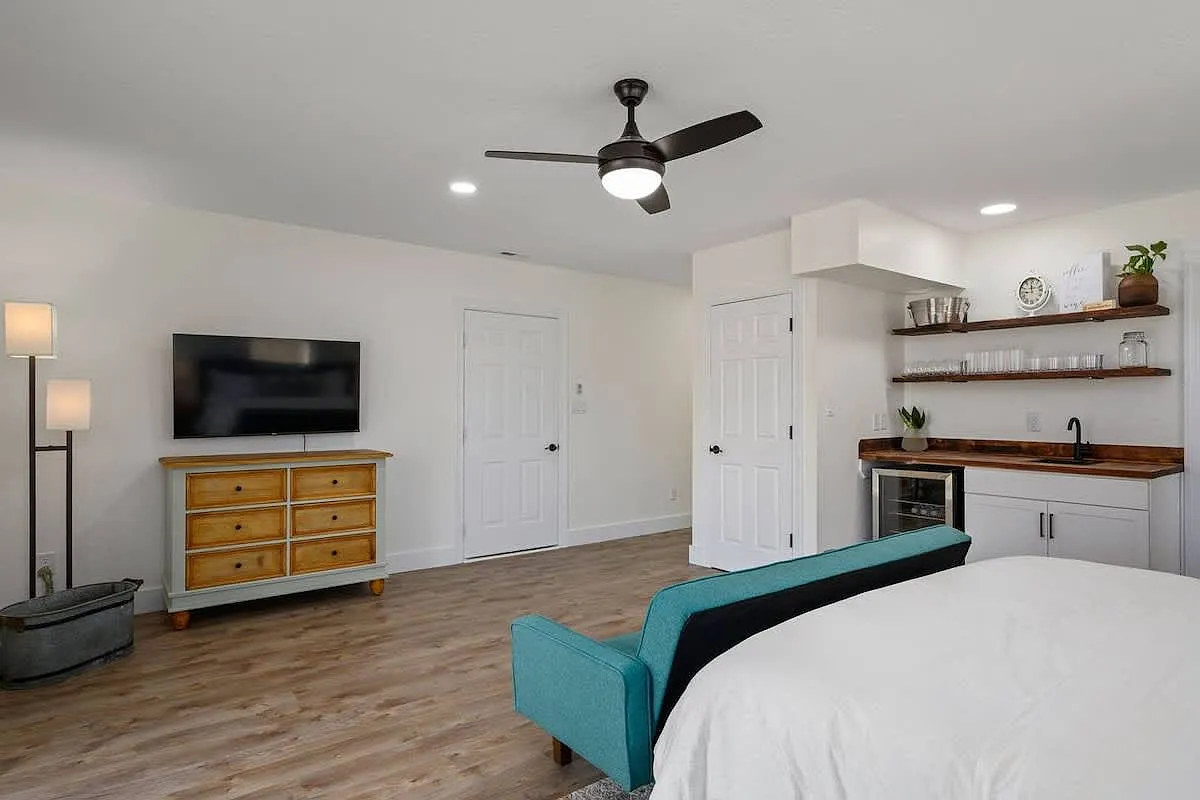 Studio, 300 sqft, $1,100 — Photo 2