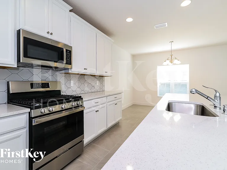1100 Cavender Creek Rd — Photo 5