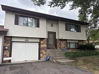 Spacious 2-bed, 2-bath townhome available early November in Shoreview! — Photo 2
