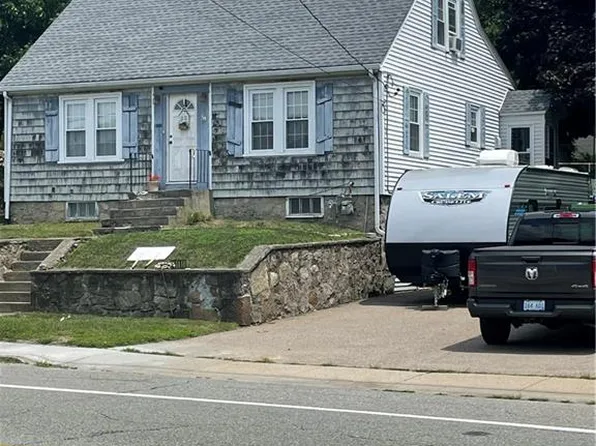 1566 Mendon Rd, Woonsocket, RI 02895