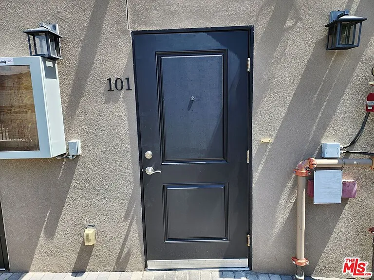 2726 S Cochran Ave #101 — Photo 2