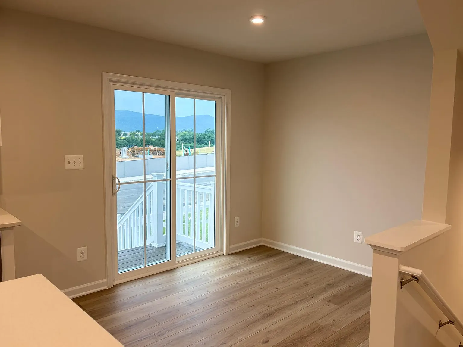 3 bed, 2.5 bath, 1220 sqft, $1,900 — Photo 2
