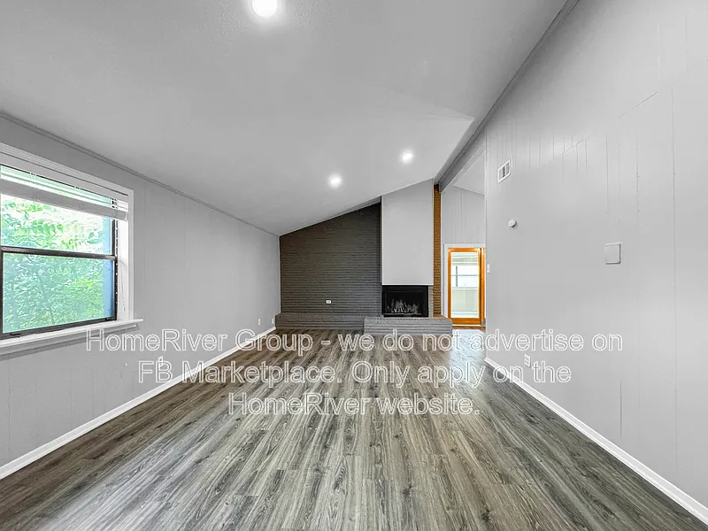 3 bed, 2.0 bath, 1427 sqft, $2,295 — Photo 2