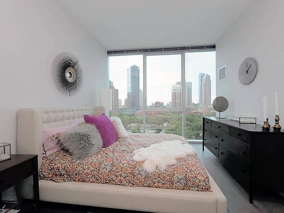 3rd image of 1041 S Clark St #2212