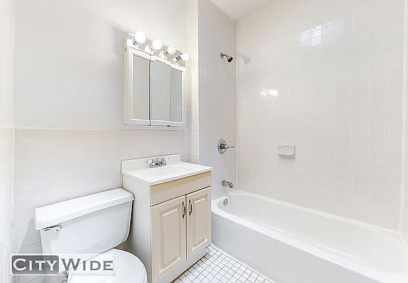 4th image of 147 E 72nd St #3FE