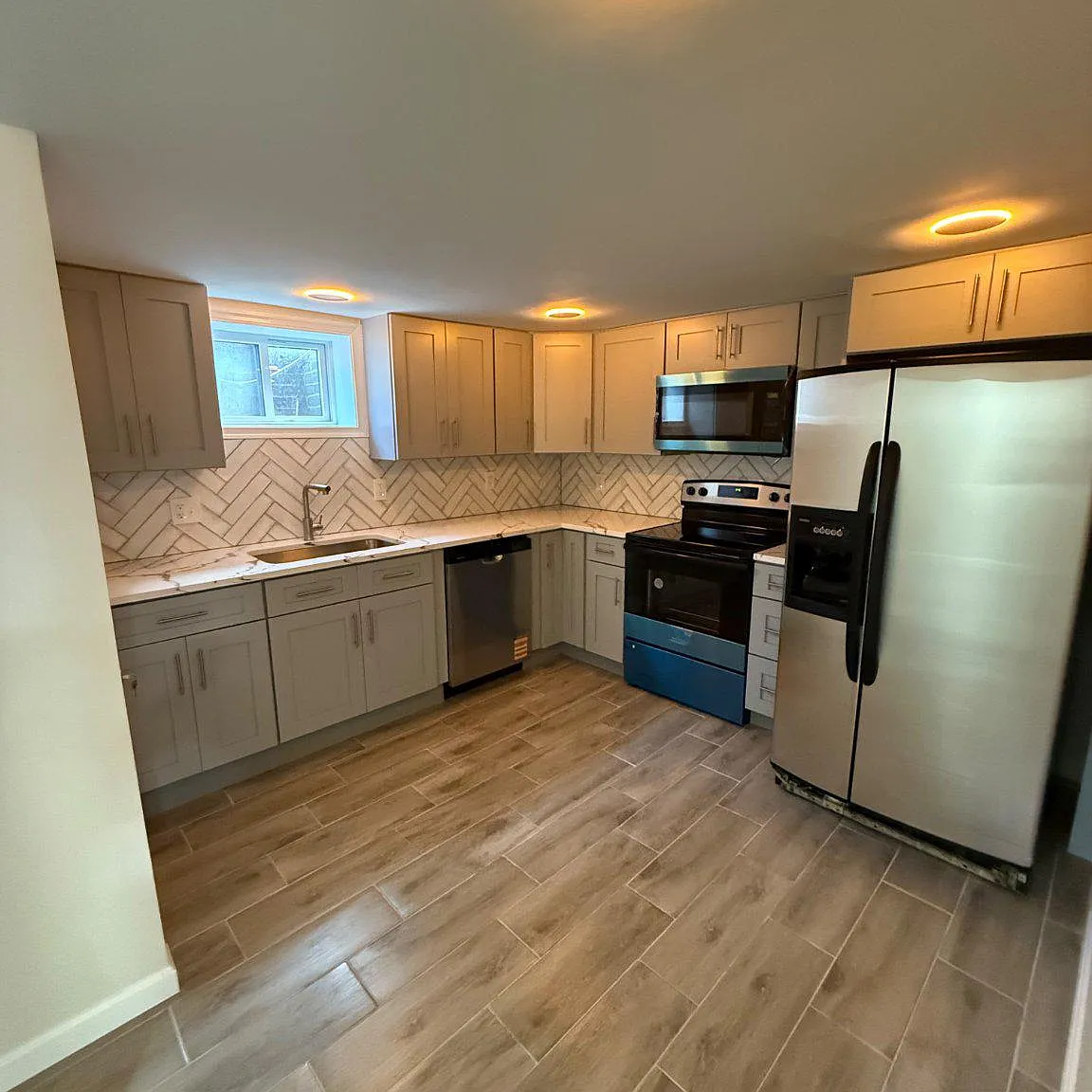 2 bed, 1.0 bath, 4026 sqft, $3,500 — Photo 4