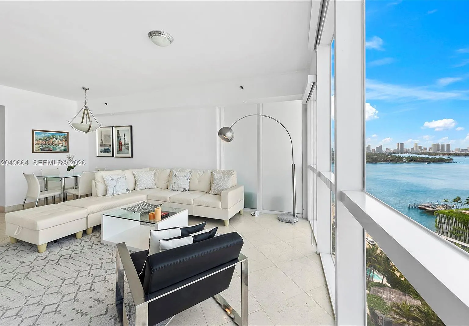 Icon Condo — Photo 1