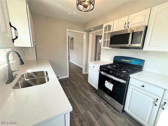 3rd image of 25585 Chatworth Dr