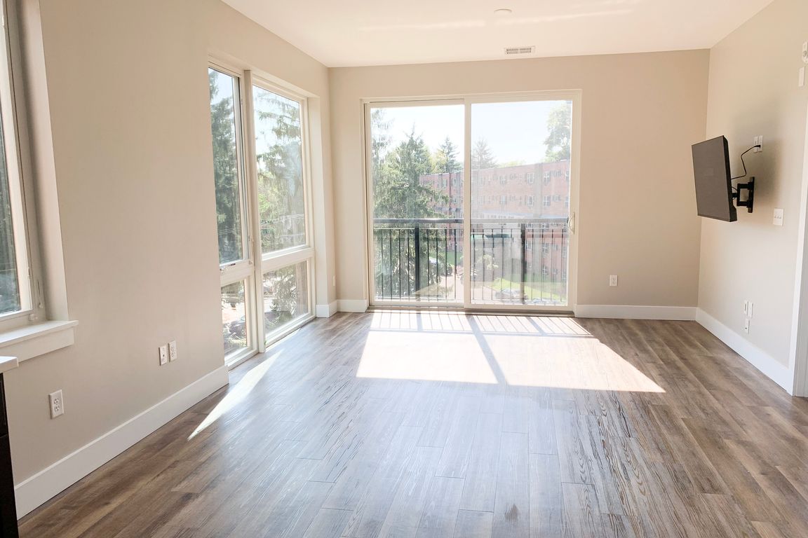 1-Bedroom Corner Apartment
