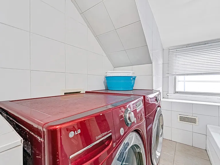 240 Blackburn Ave — Photo 48