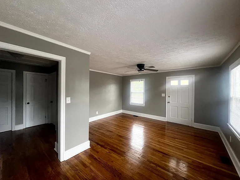 124 Eastwood Ave — Photo 2