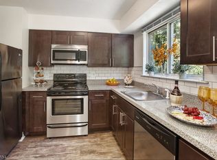 33 Oakwood Vlg APT 01, Flanders, NJ 07836