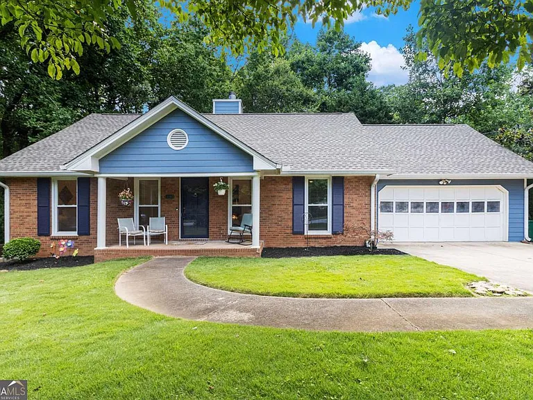 1402 McLendon Dr — Photo 1