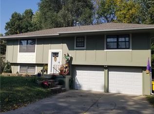305 SW Redwood Dr, Blue Springs, MO 64014