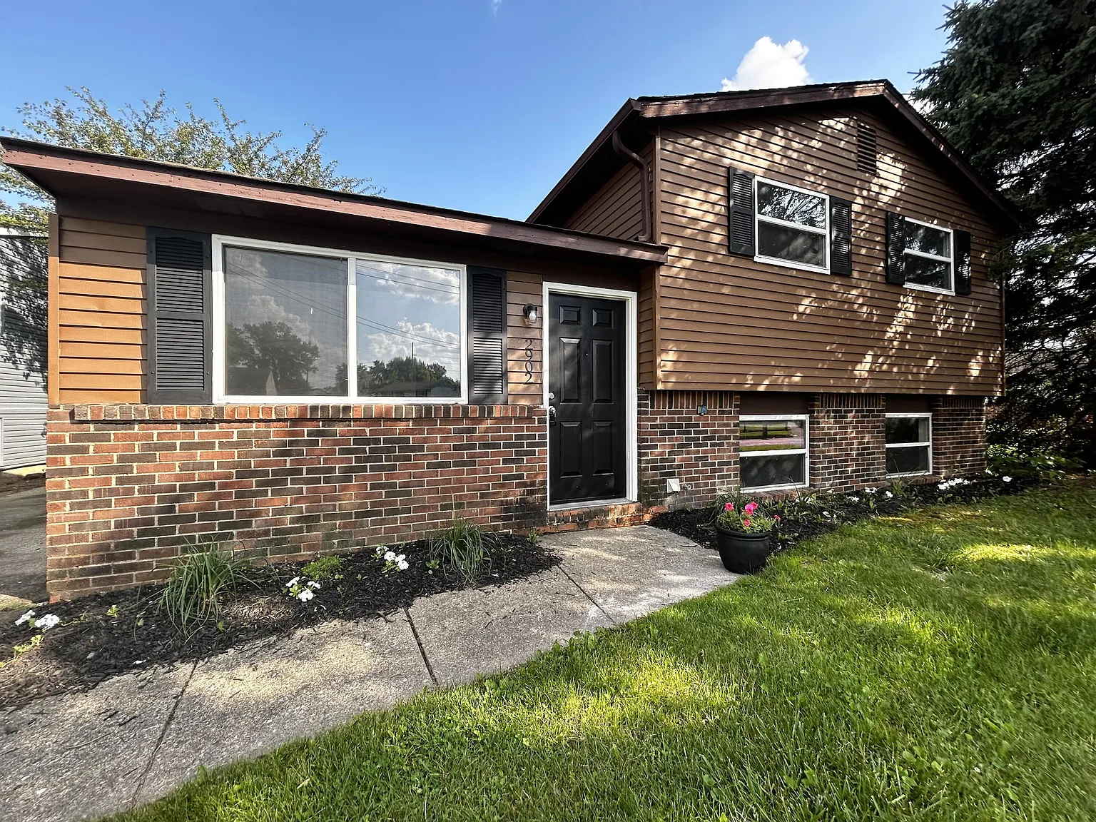2902 Falcon Bridge Dr photo 1