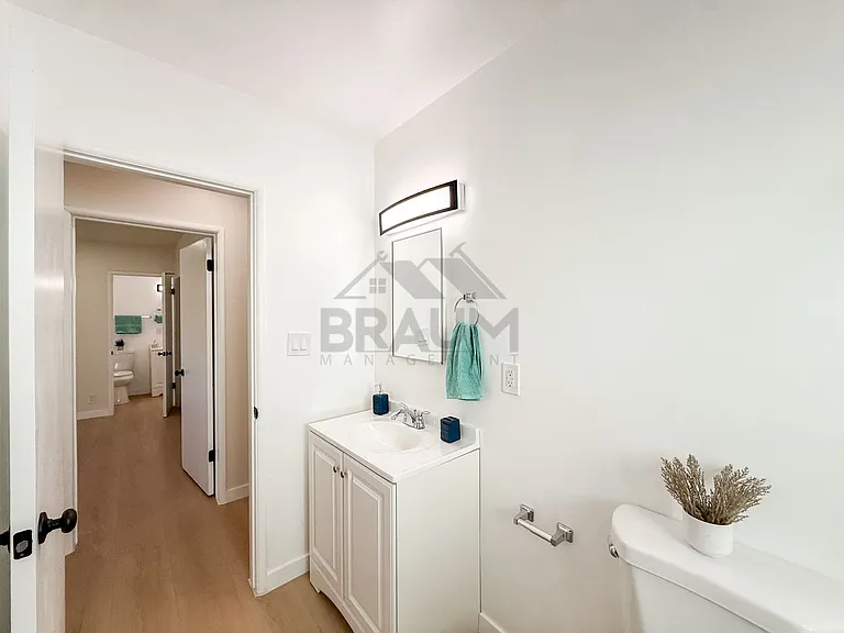 13129 OXNARD ST. — Photo 15