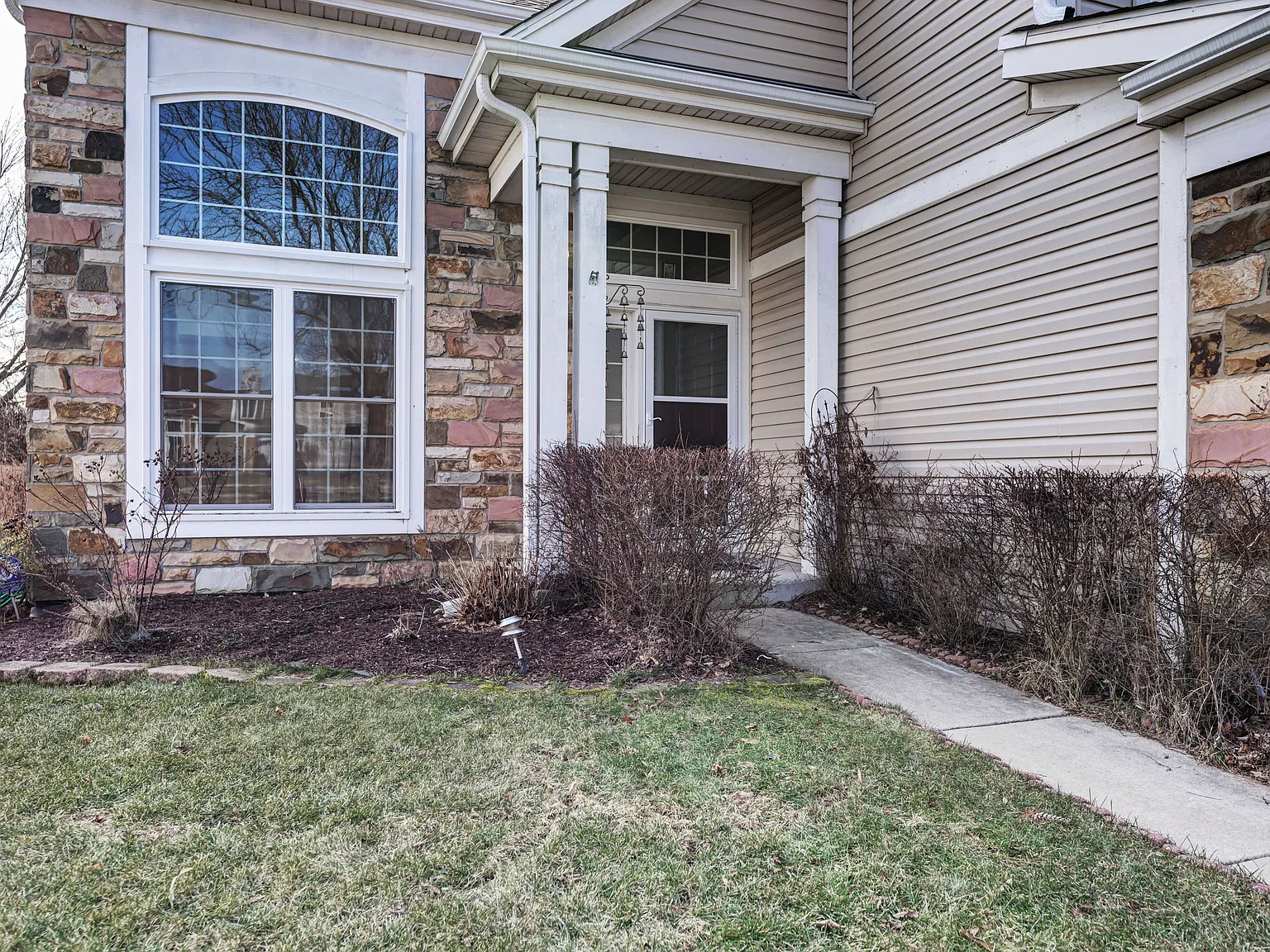 4 bed, 2.5 bath, 1985 sqft, $3,200 — Photo 2