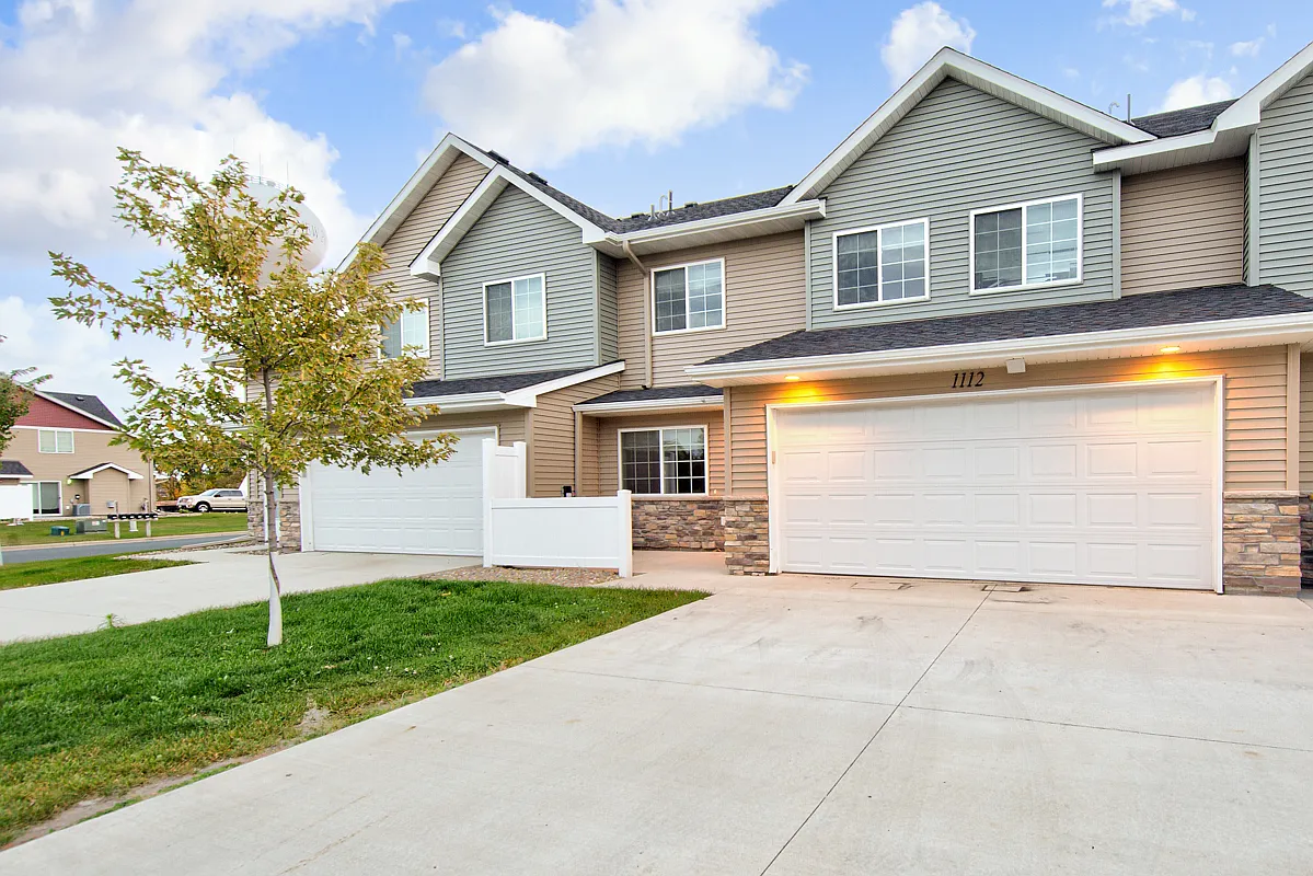 3 bed, 2.5 bath, 1550 sqft, $1,950 — Photo 1