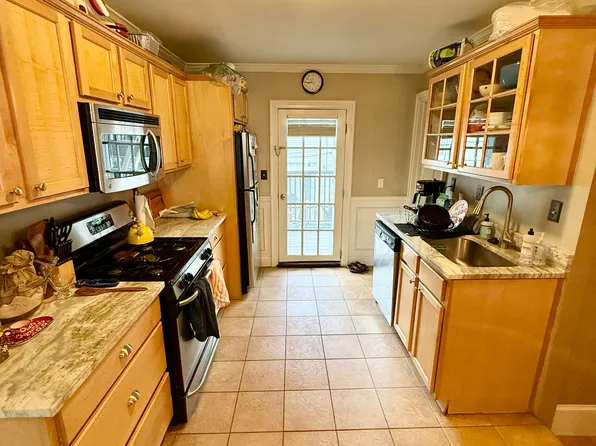 415 W 4th St #1, South Boston, MA 02127