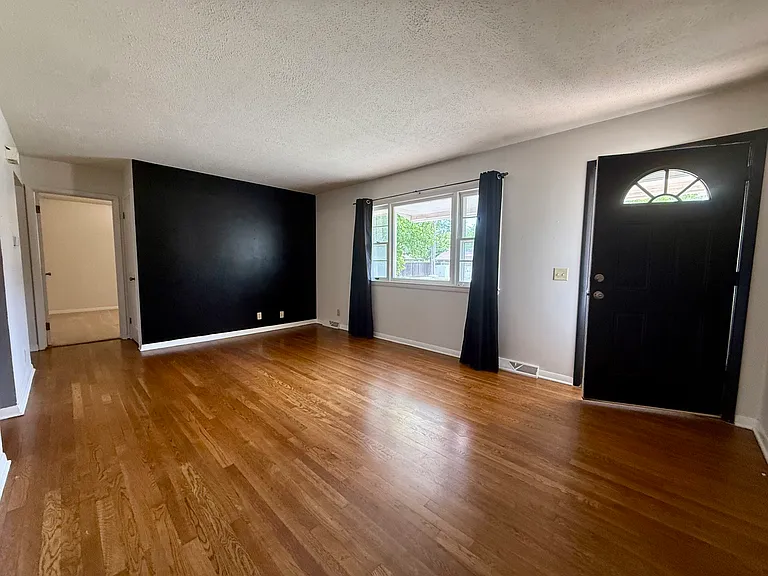 1005 Osborne St — Photo 3