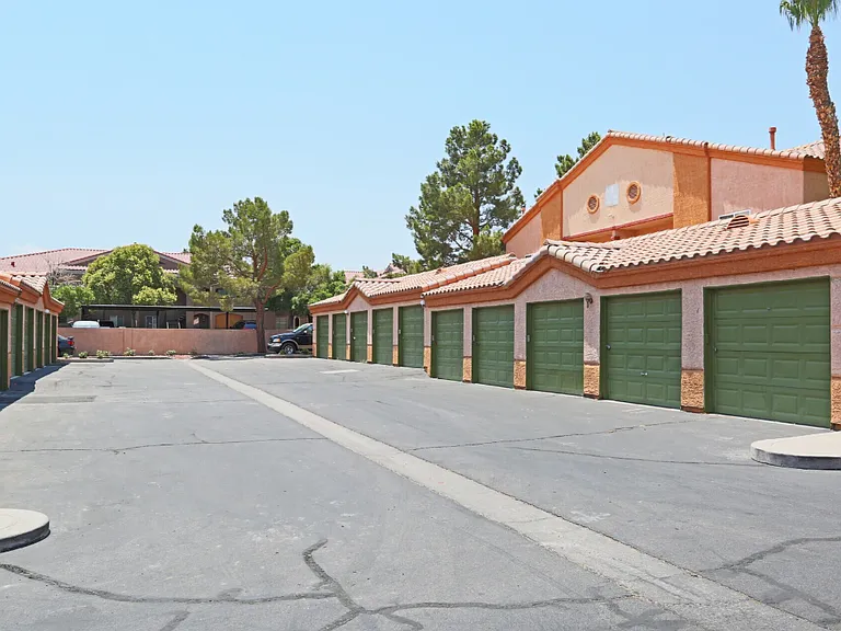 Mesa Verde Apartments — Photo 9