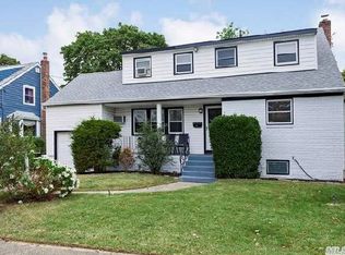218 Pearsall Pl, Woodmere, NY 11598