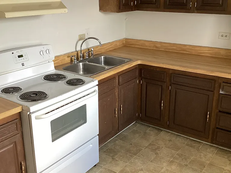 2 bed, 1.0 bath, 700 sqft, $725 — Photo 2