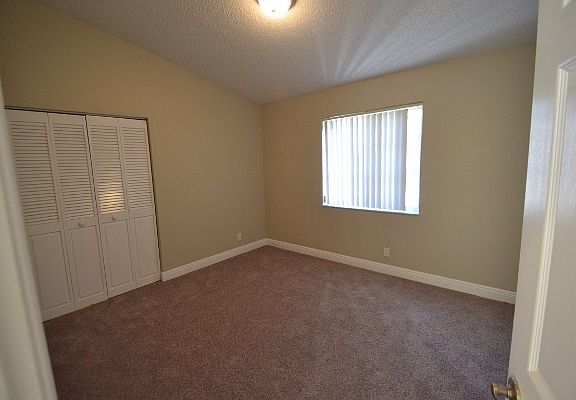 5th image of 915 NW 197th Ter