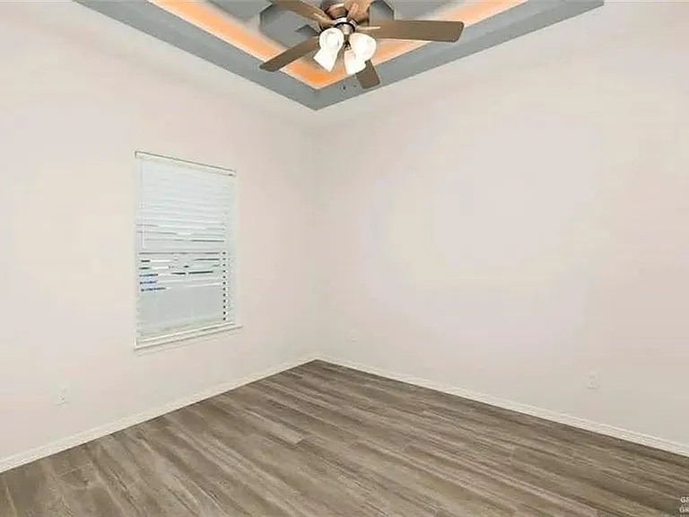 3132 Zurich Ave — Photo 13