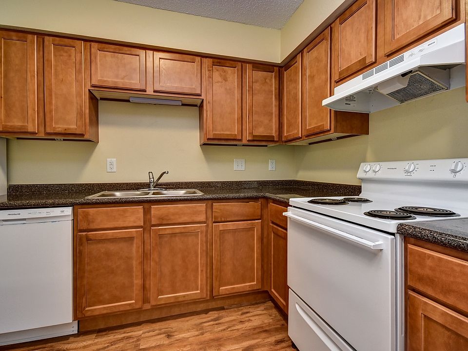 Evergreen Apartments 616 Evergreen St Hollister MO Zillow