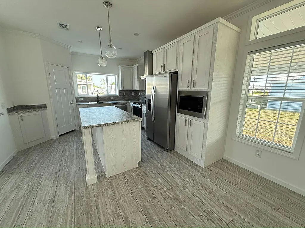 3 bed, 2.0 bath, 1356 sqft, $1,529 — Photo 4