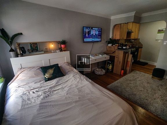 3rd image of 128 Saint Marks Pl APT 2A