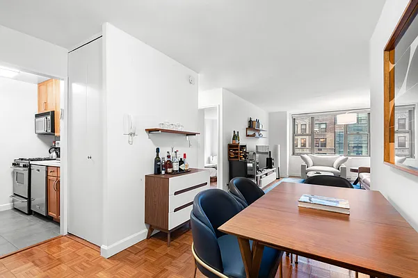 Rented by Coldwell Banker Warburg | media 4