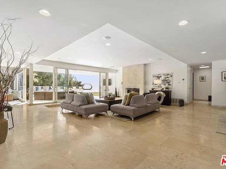 510 Leslie Ln — Photo 6