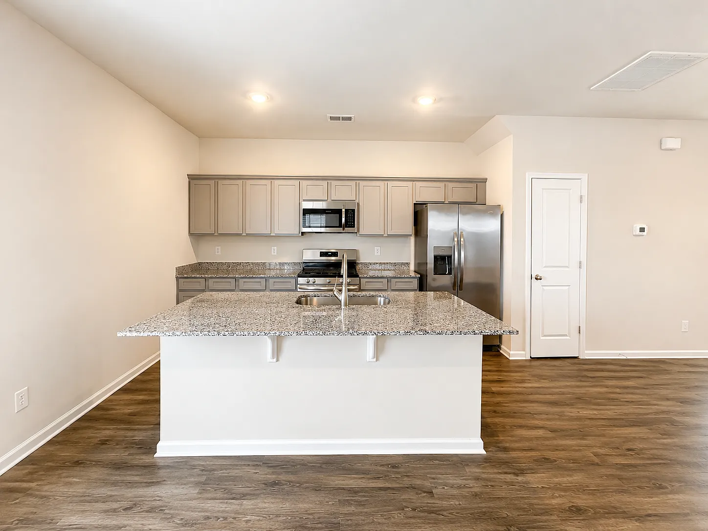 3 bed, 2.5 bath, 1428 sqft, $1,650 — Photo 2