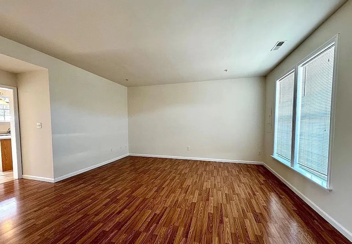1005 Meadow View Dr — Photo 4