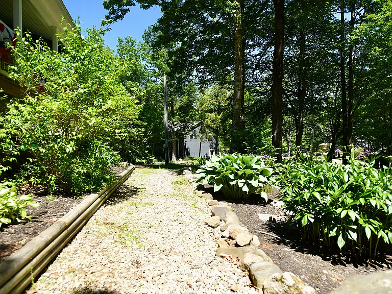 54 Lakeside Dr — Photo 38