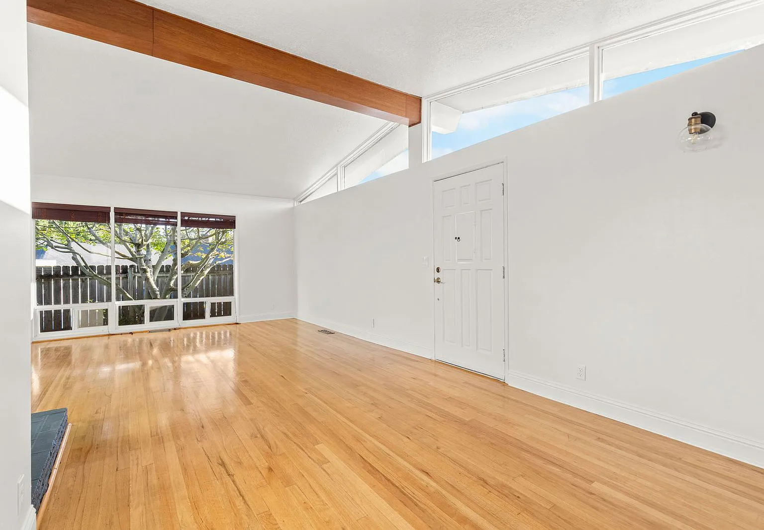 3 bed, 2.0 bath, 1430 sqft, $2,850 — Photo 2