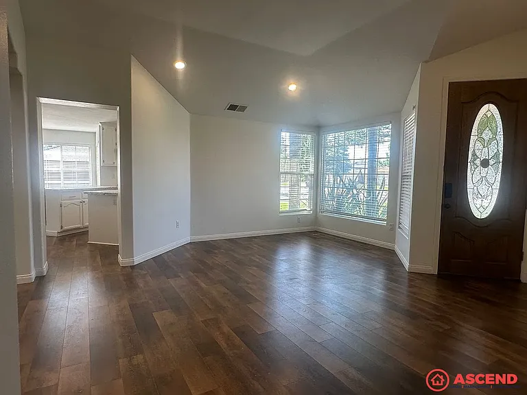 10407 Loughton Ave — Photo 2