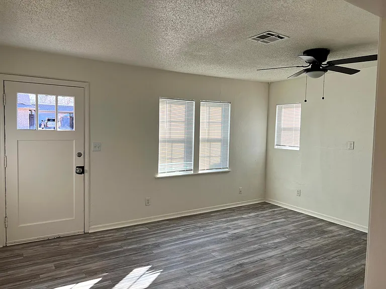 6037 NW 48th St — Photo 3
