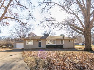 1901 Pin Oak Dr, Cedar Falls, IA 50613