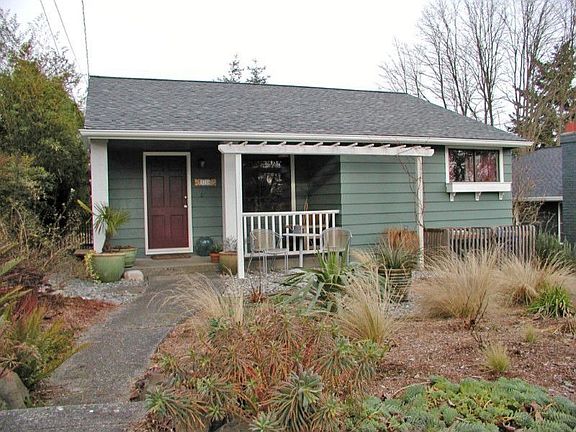 Easy living in appealing Gatewood bungalow. Drought tolerant front yard landscape.