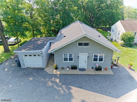 2nd image of 426 Mount Kemble Ave