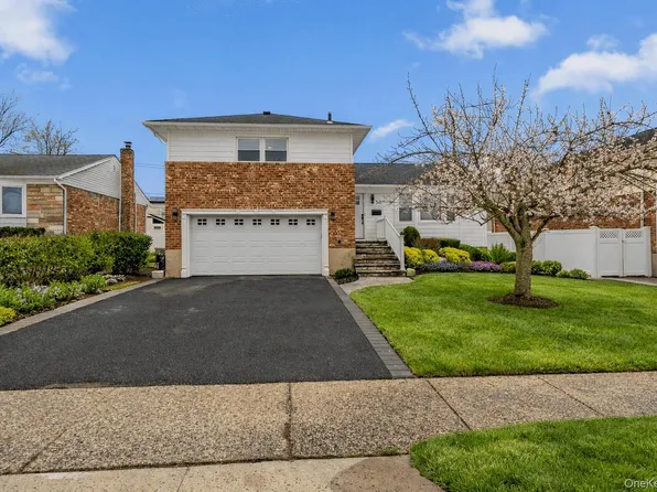 36 Stauber Drive, Plainview, NY 11803