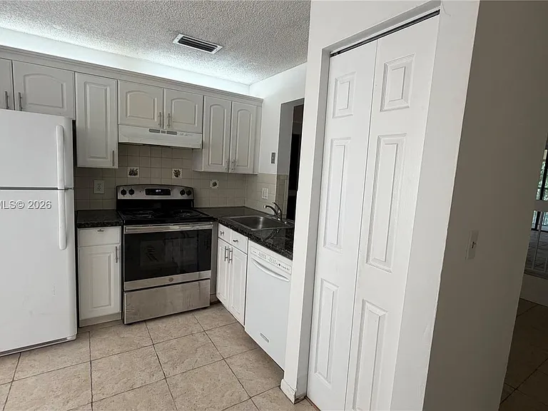 2550 Riverside Dr #223 — Photo 2